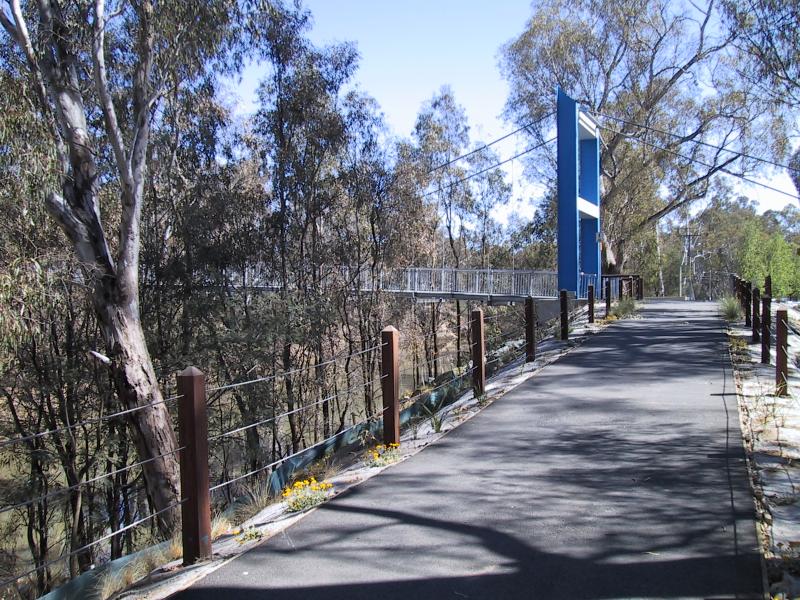 Shepparton - Victoria Park Lake, Goulburn River, Aquamoves centre: Path along Goulburn River near Aquamoves centre