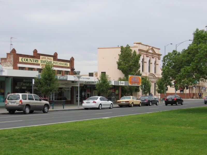 Shepparton - Mooroopna: View east along McLennan St towards Morrell St
