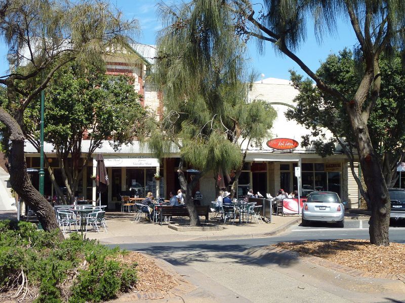 Sorrento - Shops and commercial centre, Ocean Beach Road: View south across Ocean Beach Rd near Continental Hotel