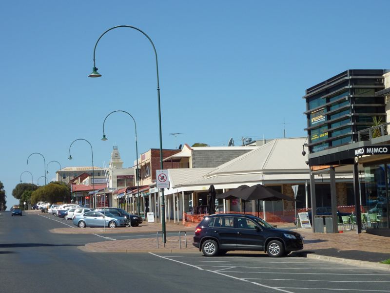 Sorrento - Shops and commercial centre, Ocean Beach Road: View east along Ocean Beach Rd towards Darling Rd