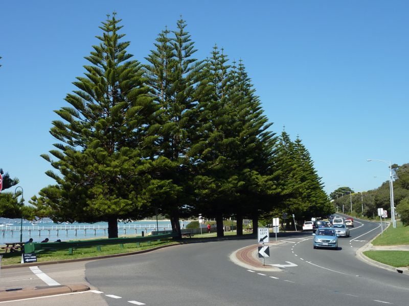 Sorrento - Point Nepean Road: View south-east along Pt Nepean Rd at Esplanade