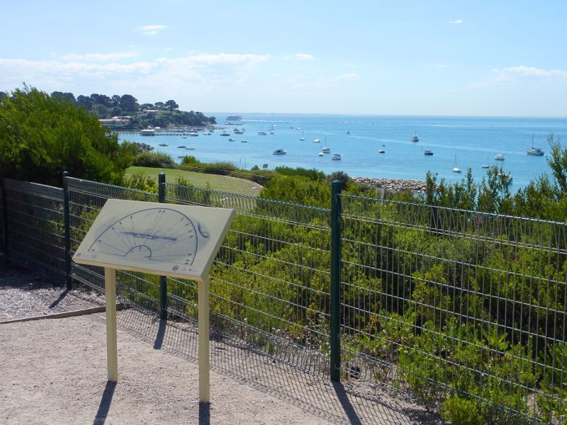 Sorrento - Views from cliffs above Policemans Point: View north-west along coastline