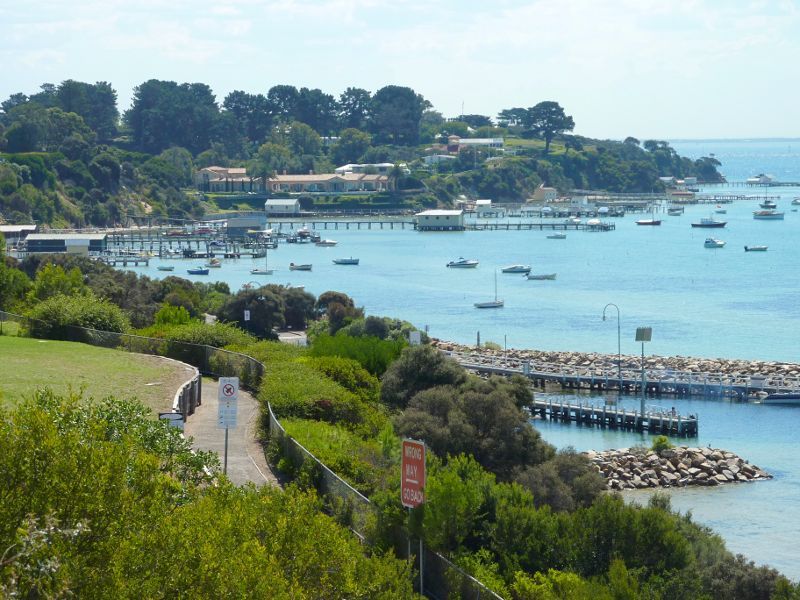 Sorrento - Views from cliffs above Policemans Point: View north-west along coastline towards Point King