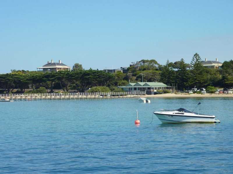 Sorrento - Policemans Point and Sorrento Pier: View towards jetty at Sorrento Front Beach