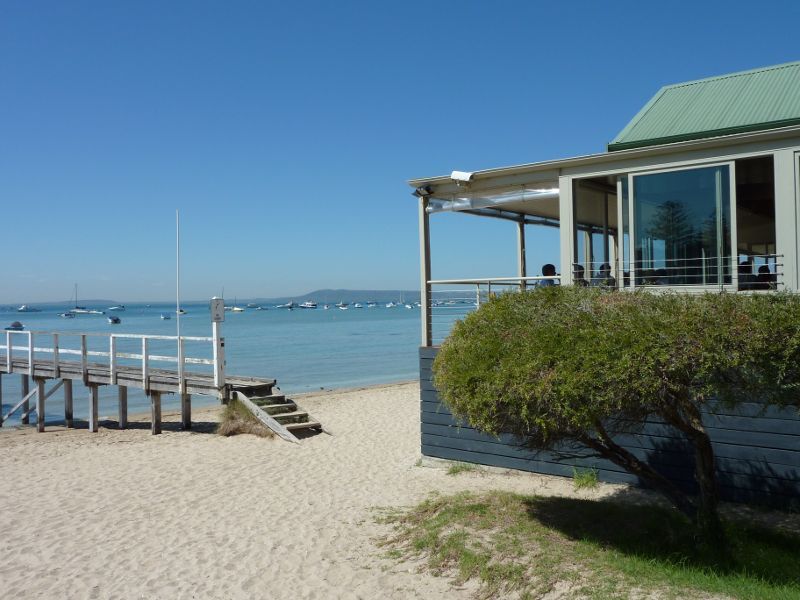 Sorrento - Western end of Sorrento Front Beach: The Baths Restaurant overlooking the jetty
