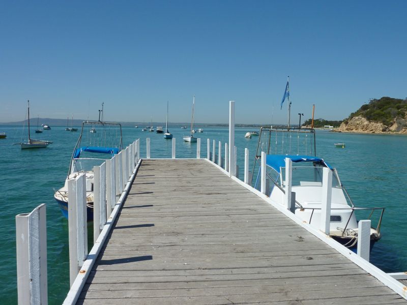Sorrento - Sorrento Front Beach at Sorrento Sailing Couta Boat Club: Easterly view at end of jetty