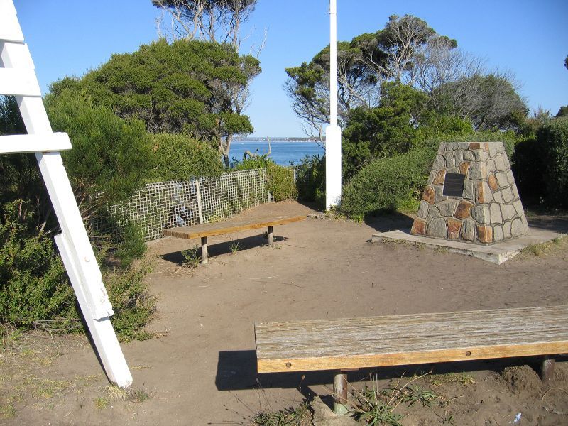Sorrento - Point King, Port Phillip: Monument at top of Point King
