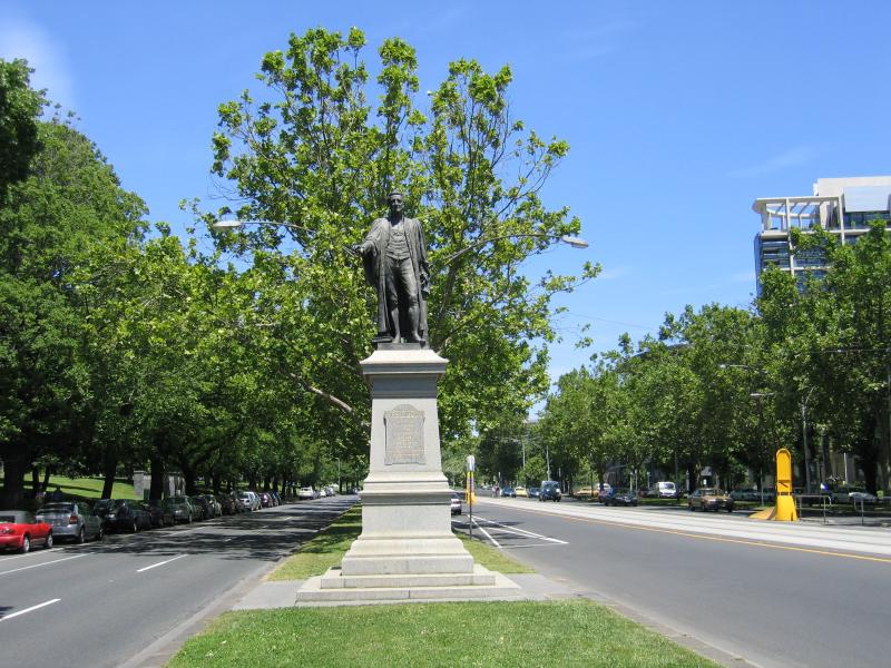 Southbank - St Kilda Road: View south along St Kilda Rd at Linlithgow Av towards Fitzgibbon statue
