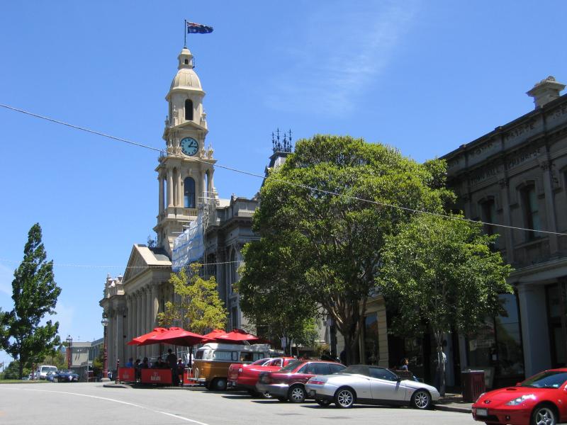 South Melbourne - South Melbourne Town Hall and surroundings, Bank Street: View west along Bank St towards Town Hall