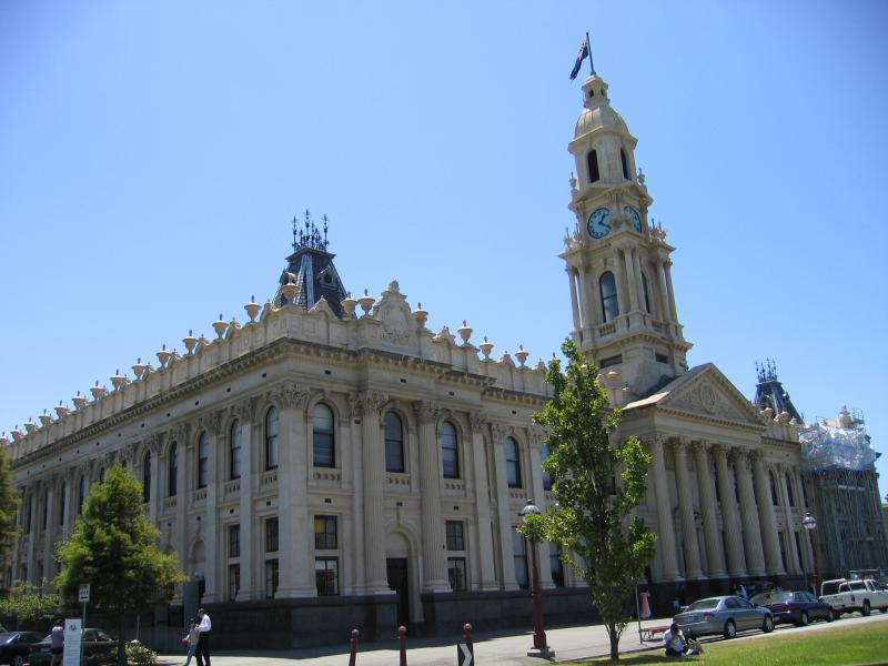 South Melbourne - South Melbourne Town Hall and surroundings, Bank Street: Town Hall viewed from corner of Bank St and Fishley St
