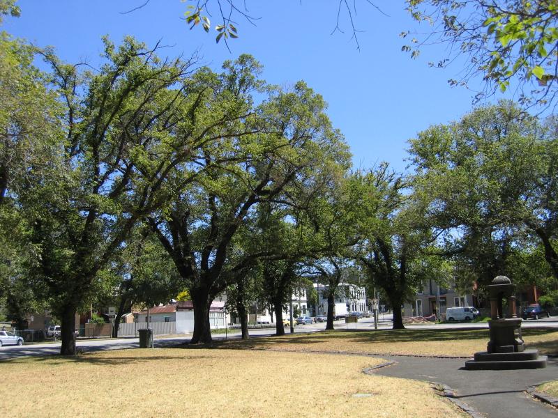 South Melbourne - Park Street area: Gardens, Park St between Heather St and Eastern Rd