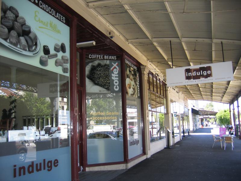 South Melbourne - Park Street area: Shops, Park St between Clarendon St and Perrins St