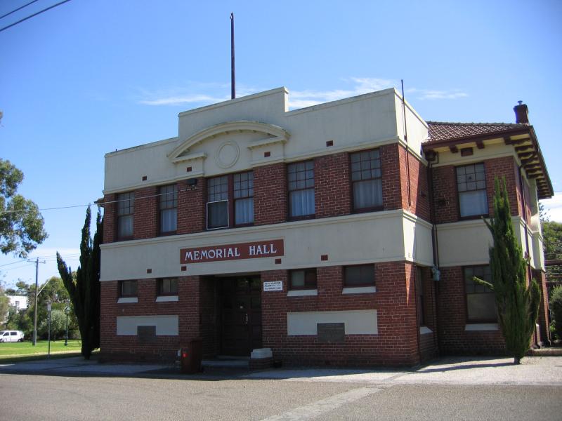 South Melbourne - Anzac Gardens and surroundings, Ferrars Place: Memorial Hall, Ferrars Pl opposite James Service Pl