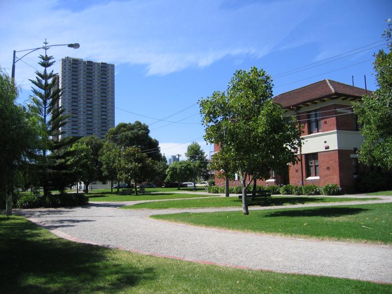 South Melbourne - Anzac Gardens and surroundings, Ferrars Place: View north through Anzac Gardens