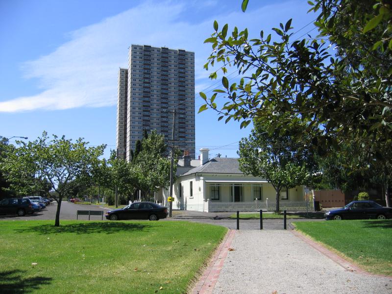 South Melbourne - Anzac Gardens and surroundings, Ferrars Place: View north through Anzac Gardens towards Ferrars Pl