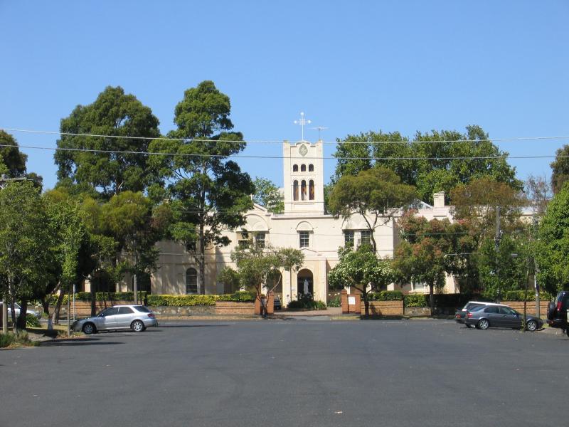 South Melbourne - Anzac Gardens and surroundings, Ferrars Place: View east along James Service Pl towards MacKillop Family Services on Cecil St