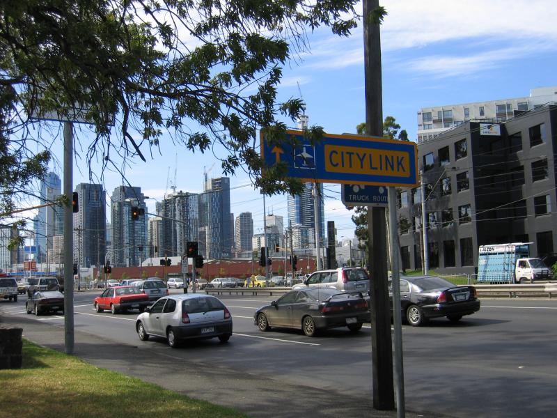 South Melbourne - Kings Way area: View north-west along Kings Way towards Sturt St