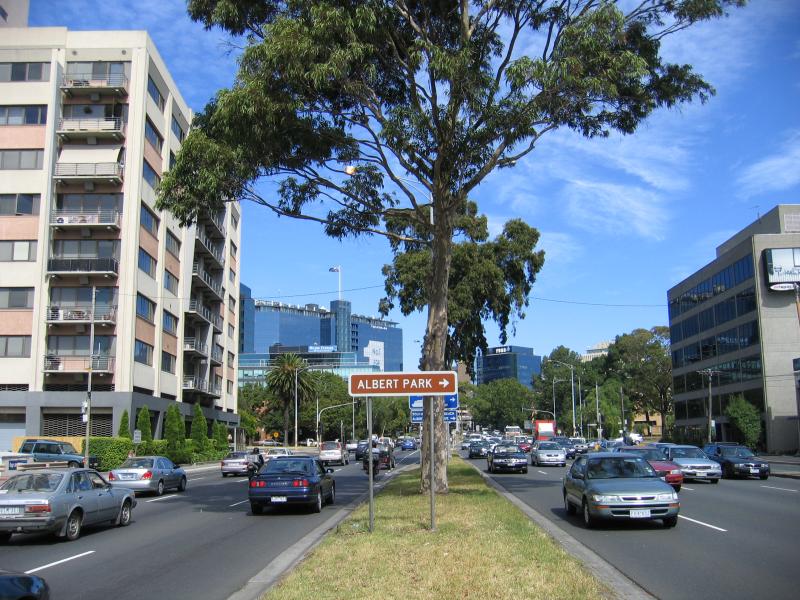 South Melbourne - Kings Way area: View south-east along Kings Way towards Albert Rd
