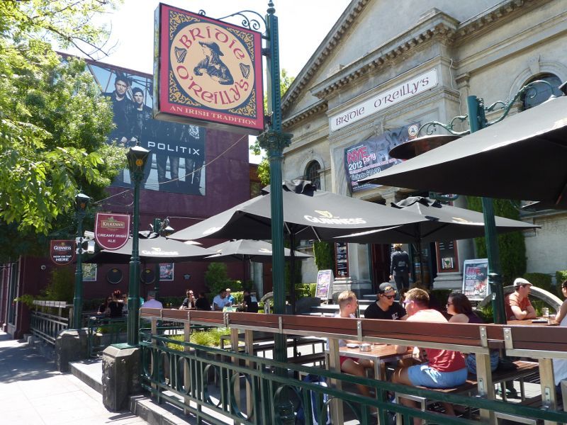 South Yarra - Chapel Street: Outdoor tables at Bridie O'Reillys Irish pub