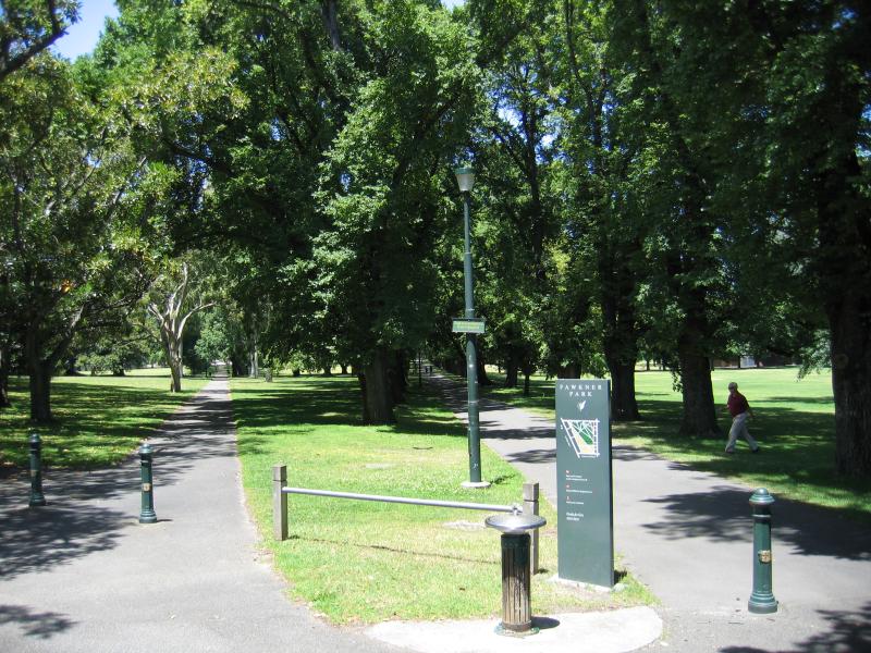 South Yarra - Fawkner Park: Park entrance, Toorak Rd opposite Park St