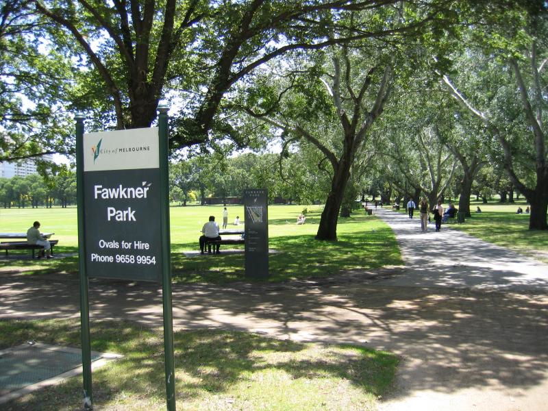 South Yarra - Fawkner Park: Entrance to park, Commercial Rd opposite Alfred Hospital