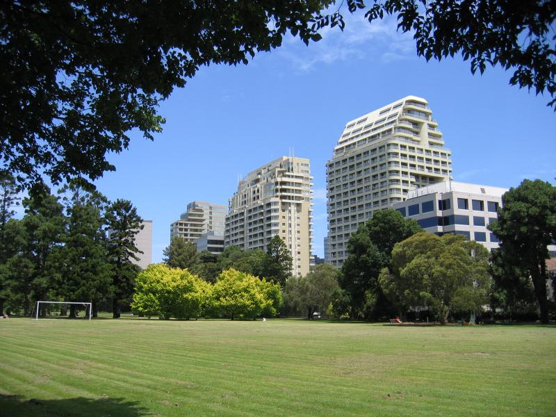 South Yarra - Fawkner Park: View south through park towards buildings on St Kilda Rd