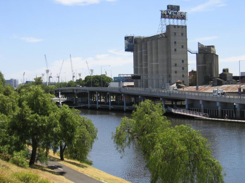 South Yarra - Yarra River around Hoddle Bridge at Punt Road: View west long Yarra River from Alexandra Av at Dobson St