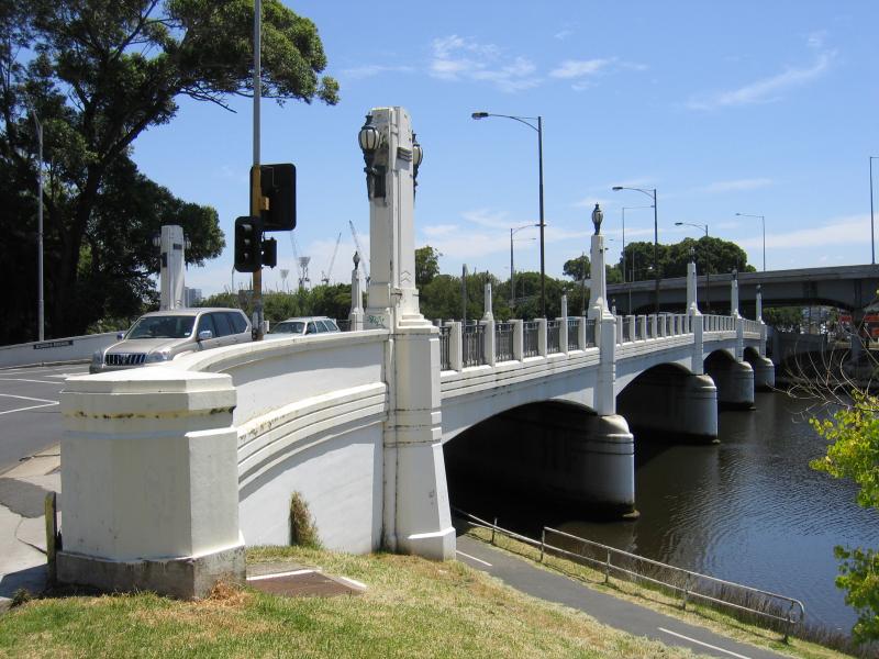 South Yarra - Yarra River around Hoddle Bridge at Punt Road - Hoddle Bridge, looking north along Punt Rd
