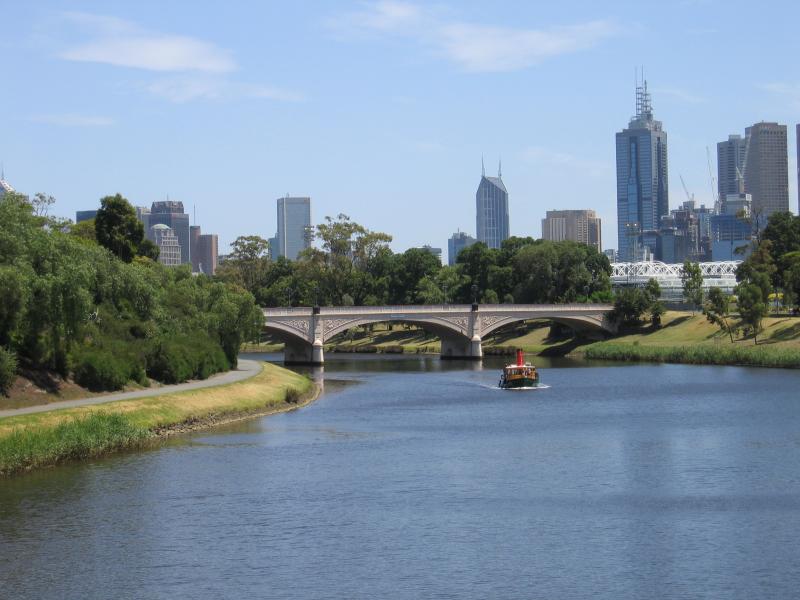 South Yarra - Yarra River around Hoddle Bridge at Punt Road: View west along Yarra River from Hoddle bridge towards Morell Bridge