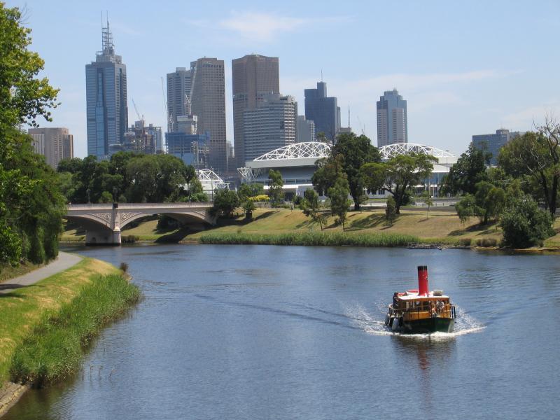 South Yarra - Yarra River around Hoddle Bridge at Punt Road: View west along Yarra River from Hoddle bridge