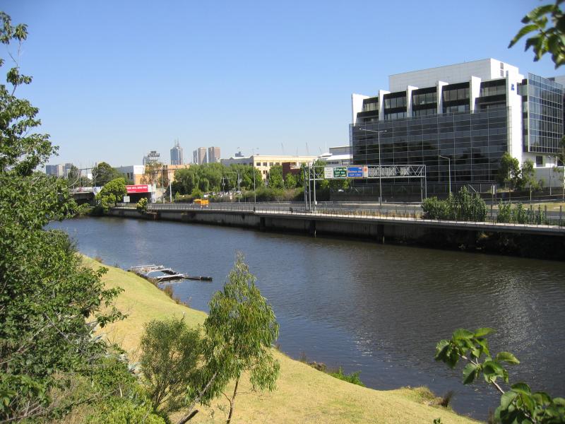 South Yarra - Yarra River around Church Street Bridge at Chapel Street: View west along the Yarra River, from Alexandra Av, just west of Chapel St