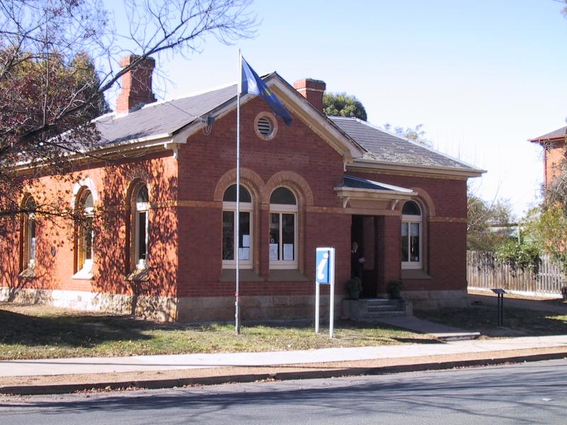 St Arnaud - Commercial centre and shops: Tourist information, Napier St