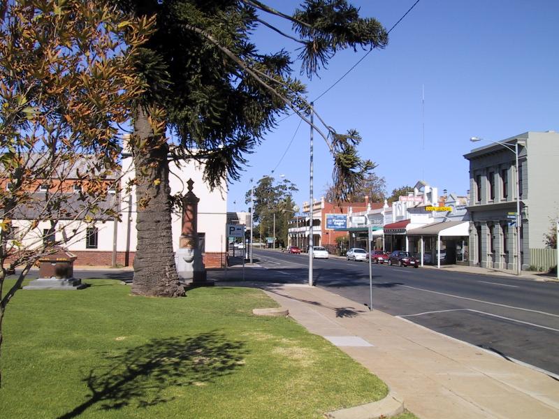 St Arnaud - Commercial centre and shops: View south-east along Napier St towards Market St