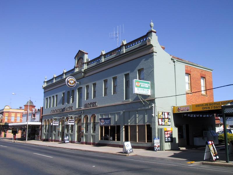 St Arnaud - Commercial centre and shops: Commonwealth Hotel, view south-east along Napier St towards Alma St