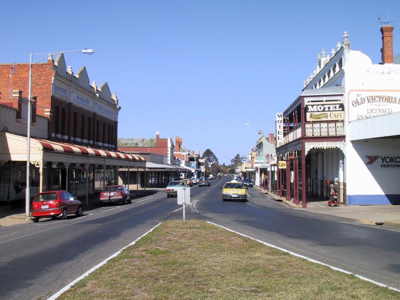 St Arnaud - Commercial centre and shops: View south-east along Napier St at Mill St