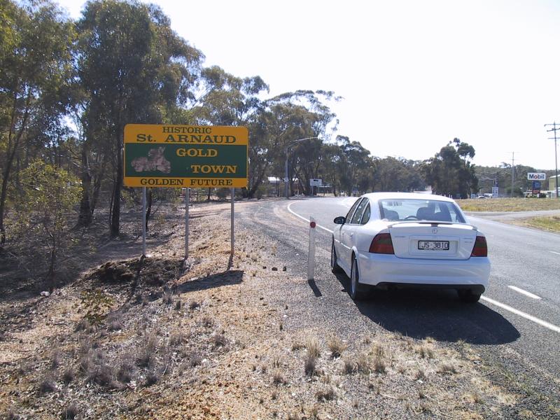 St Arnaud - Outskirts: View north along Sunraysia Hwy, 2 km south of town