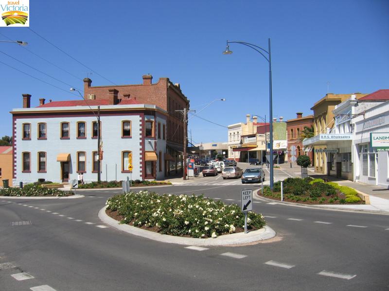 Stawell - Commercial centre: view south-west along Main St at Layzell St