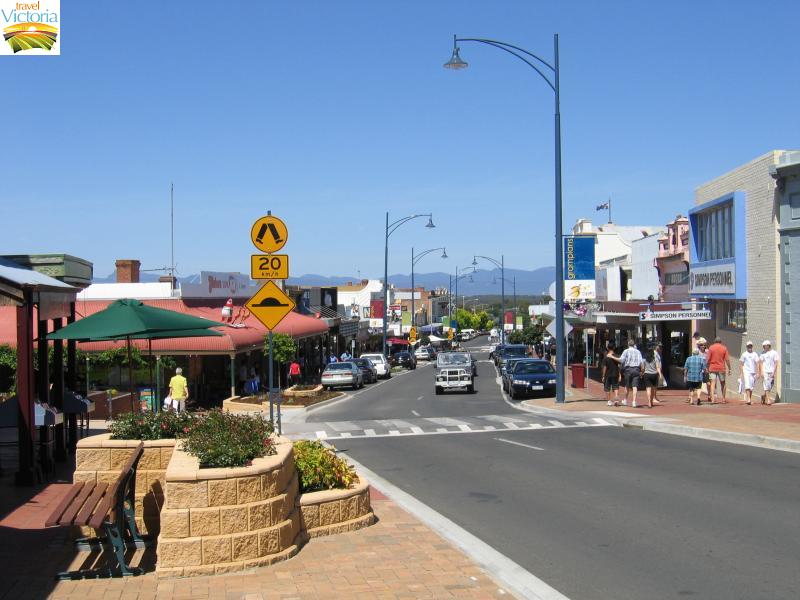 Stawell - Commercial centre: view south-west along Main St between Victoria Pl and Wimmera St