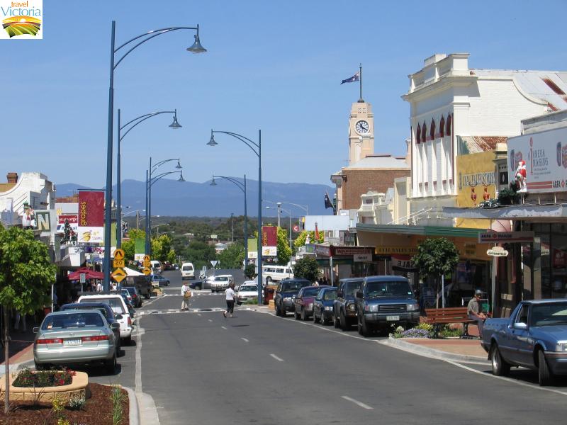 Stawell - Commercial centre: view south-west along Main St between Victoria Pl and Wimmera St