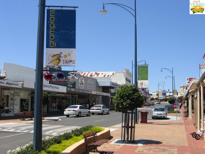 Stawell - Commercial centre: view north-east along Main St between Victoria Pl and Wimmera St