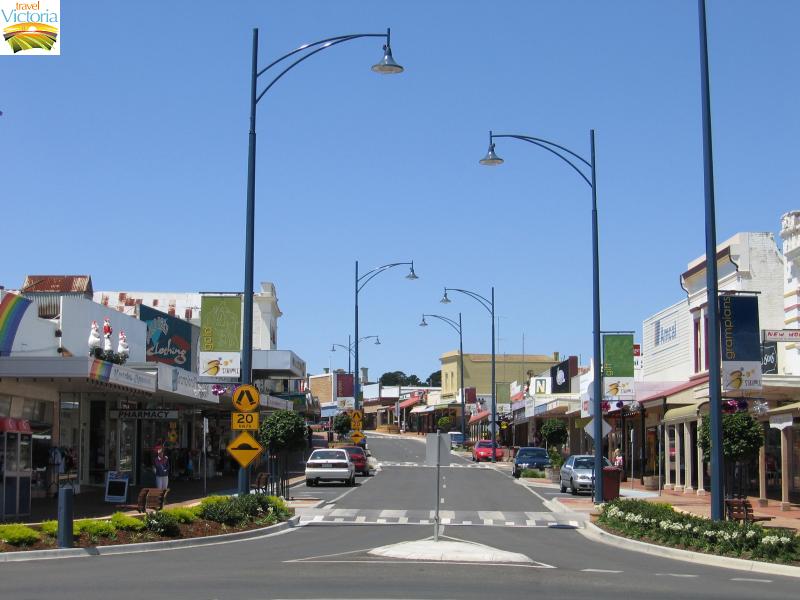 Stawell - Commercial centre: view north-east along Main St at Wimmera St