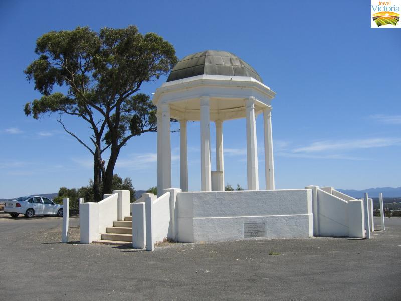 Stawell - Big Hill Lookout: memorial