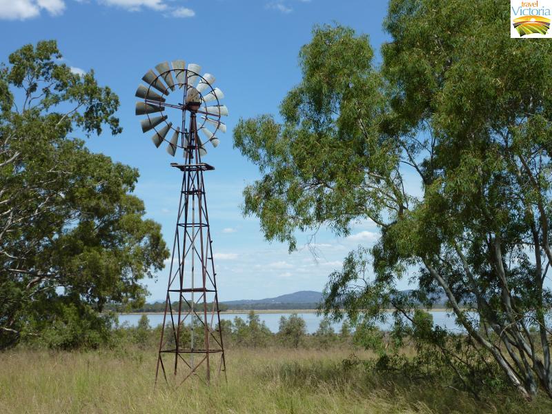 Stawell - Lake Lonsdale: windmill near car park, north side of lake