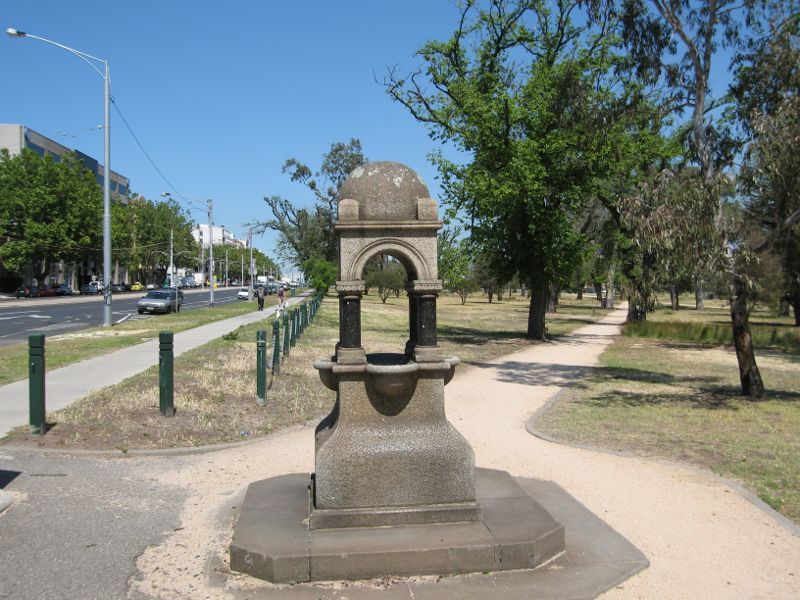 St Kilda - Albert Park along Fitzroy Street: Parkland and memorial fountain, Fitzroy St at St Kilda Rd