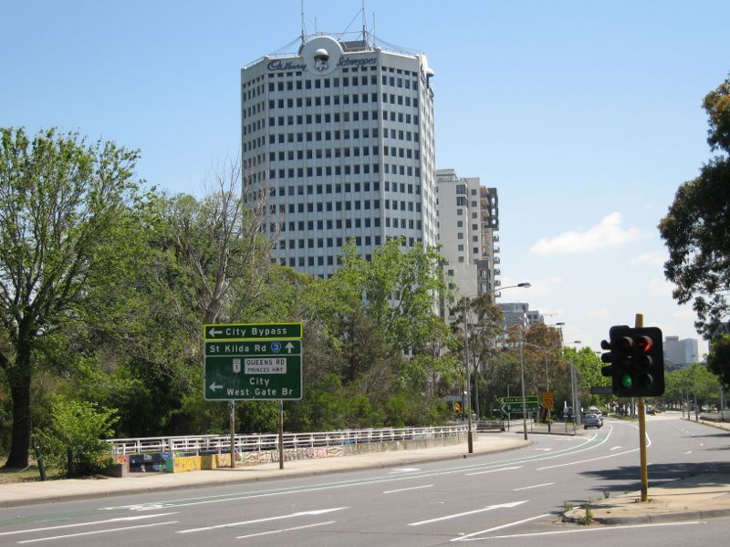 St Kilda - St Kilda Junction: View north along St Kilda Rd at Fitzroy St towards Queen Rd