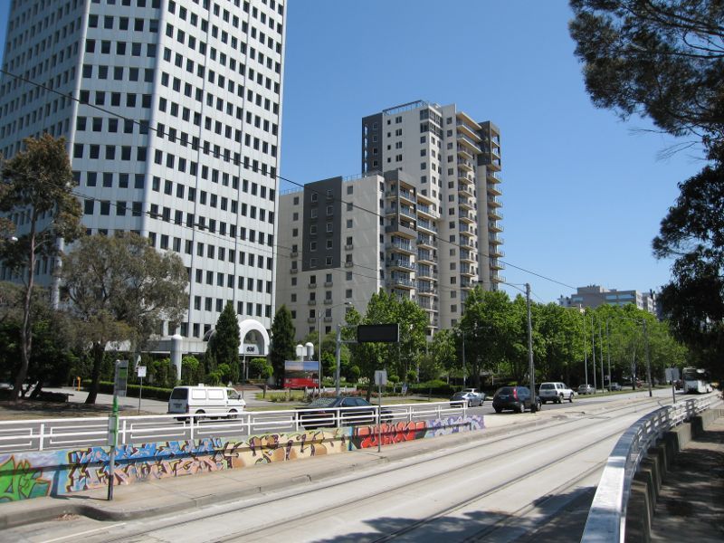 St Kilda - St Kilda Junction: View north along St Kilda Rd at Queens Rd