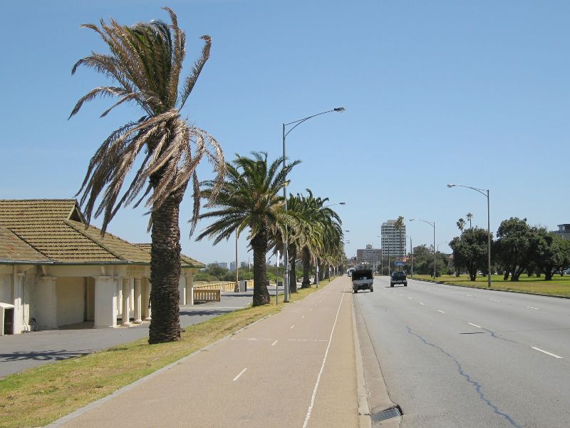 St Kilda - Beaconsfield Parade: View north-west along Beaconsfield Pde, west of Pier Rd