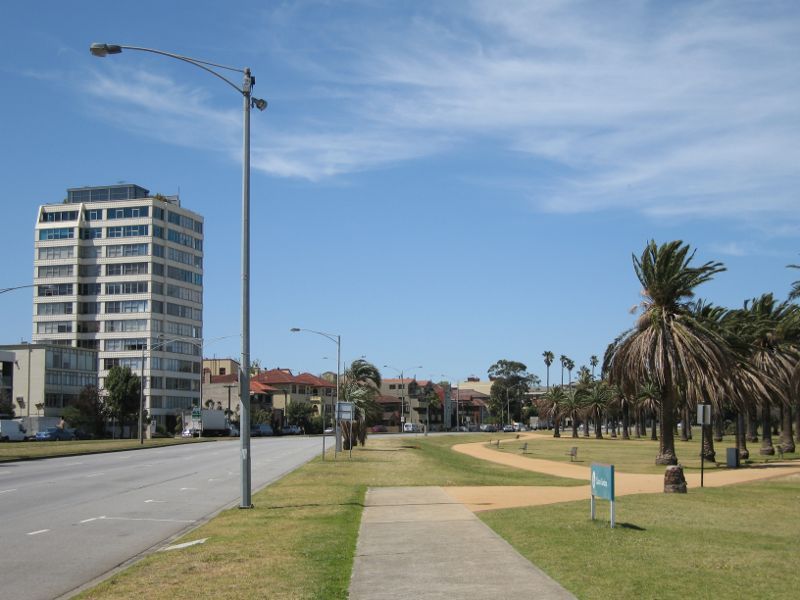 St Kilda - Beaconsfield Parade: View south-east along Beaconsfield Pde at Catani Gardens