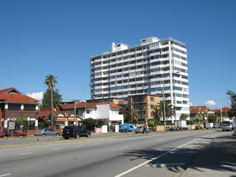 St Kilda - Marine Parade: Southerly view along Marine Pde south of Shakespeare Gv