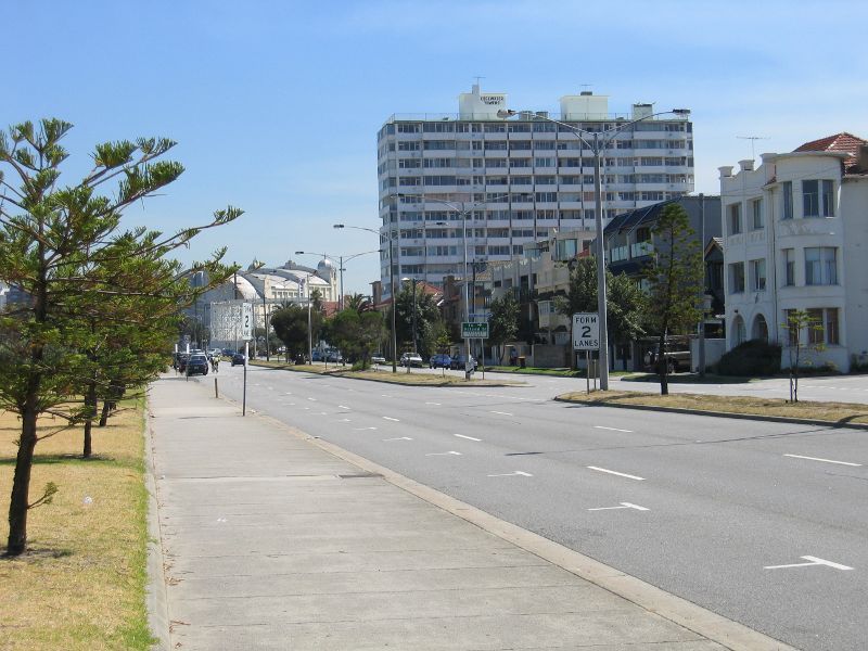 St Kilda - Marine Parade: View north along Marine Pde towards Blessington St